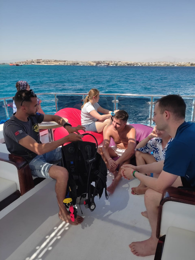 diving students during a course lesson